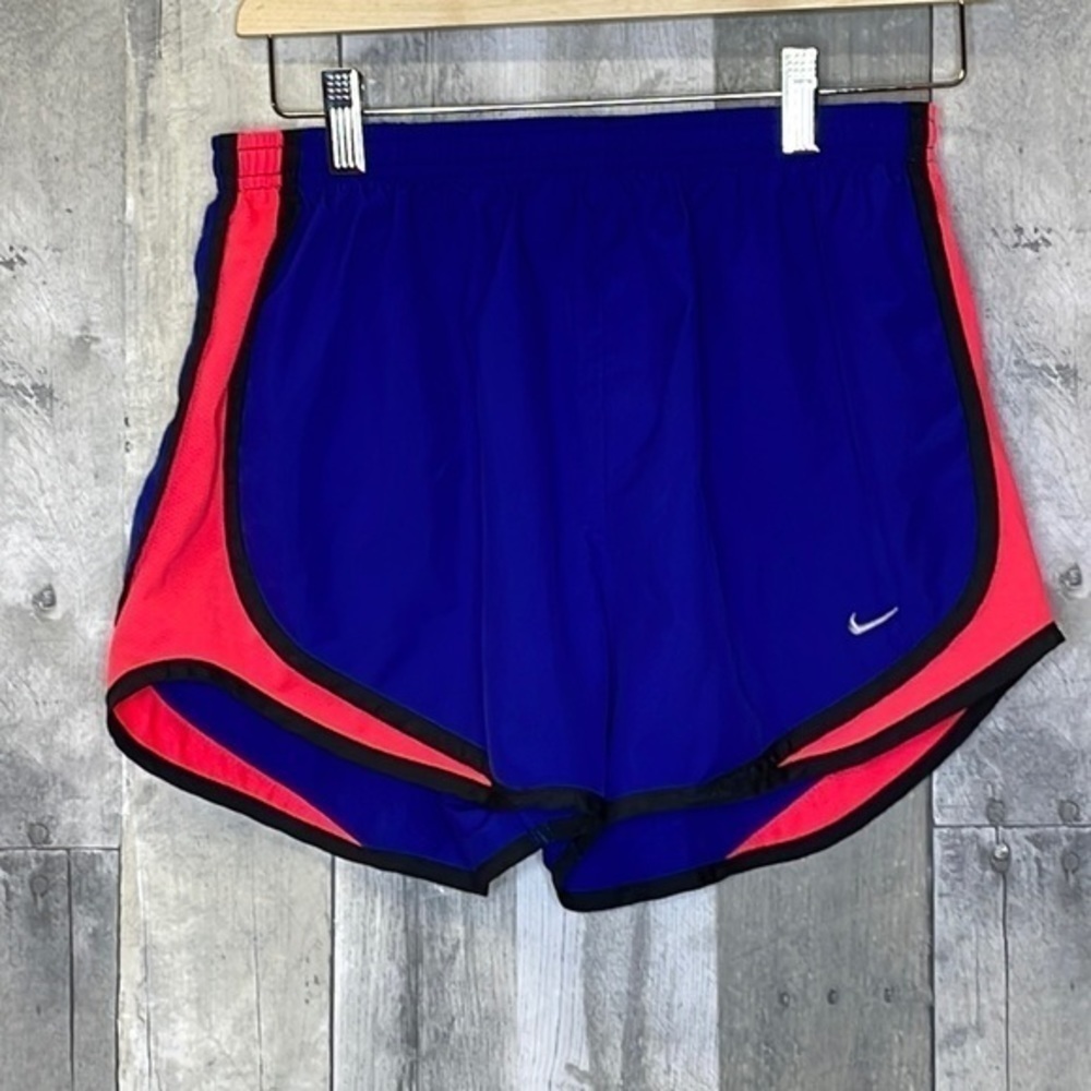 𝅺WOMEN’S Nike dry-fit running shorts with built in underwear.  Size Medium. EUC.